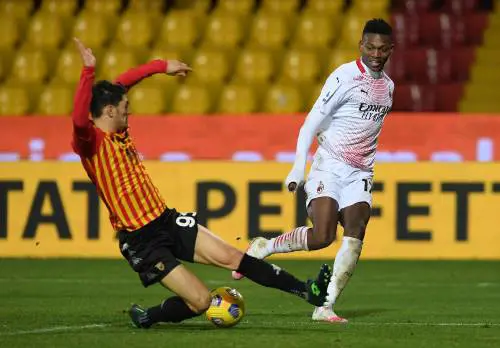 Il Milan passa pure col rosso. Mago Leao per la legge del 2