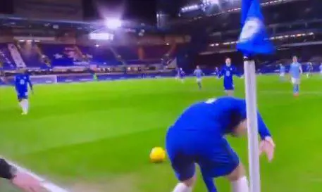 Chelsea, Werner tragicomico: dà un calcio alla bandierina e si infortuna