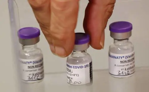 Giovani e fasce non a rischio, il vaccino arriverà in estate