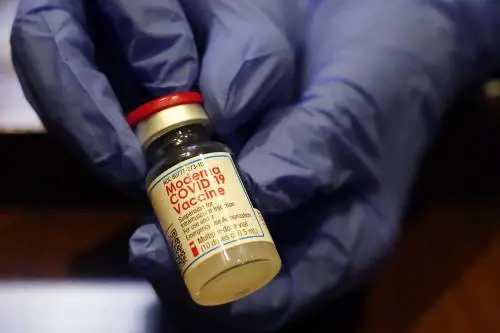 Vaccino, ecco le carte di Moderna: "Protegge dal Covid per 2 anni"