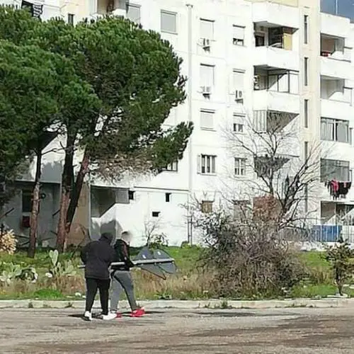 La bravata dei ragazzini: rubano segnale stradale