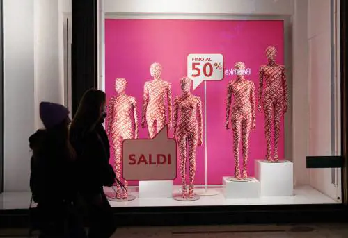 Saldi in vista. Ma gli italiani compreranno di più on line