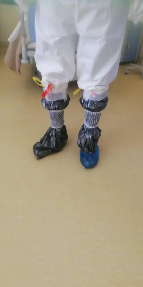 Così la Puglia umilia la sanità: buste della spazzatura ai piedi degli operatori sanitari