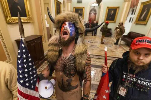 Usa: continua il mistero dello strano sciamano