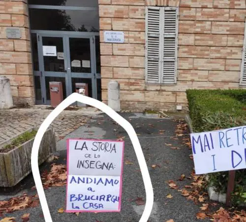Aborto, "Bruciargli la casa": messaggio choc contro la leghista