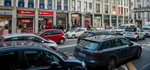 Il Municipio 1 cancella 190 posti auto in centro. E ora vorrebbe pedonalizzare Buenos Aires