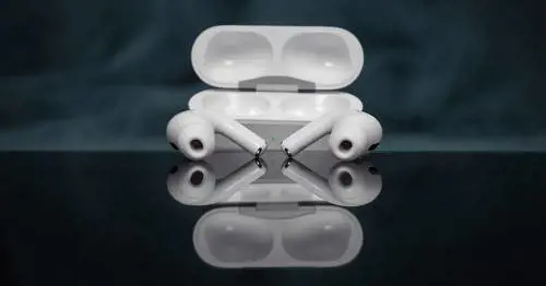 Rivoluzione Apple, AirPods con fotocamere: per cosa si potranno utilizzare e quando saranno pronti