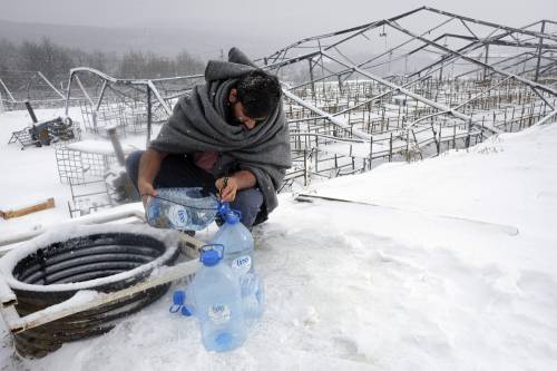 I migranti nella neve a Lipa, Bosnia