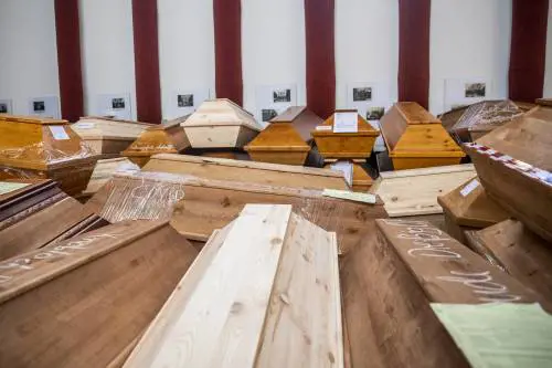 Bare ammassate e contagiati: l'incubo della nuova "Bergamo"