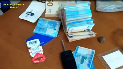 Droga e scommesse online coi 650mila euro rubati al Comune da una dipendente