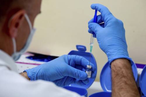 Vaccino, adesso cambia tutto Lo schiaffo di Orban all'Europa