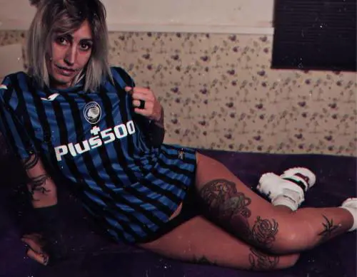 Foto sexy sui social. L'allenatrice esonerata si difende: "Non mi vergogno di niente"