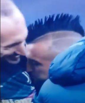 Bufera su Vidal: bacia lo stemma della Juventus. Ma poi porta in vantaggio l'Inter