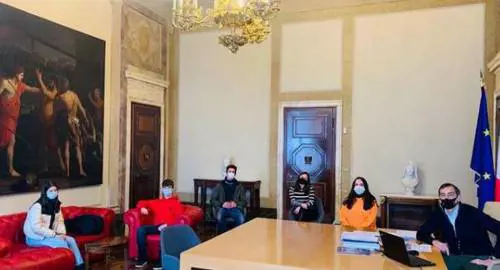 Sala riceve 5 liceali: "Soluzione mista a scuola"