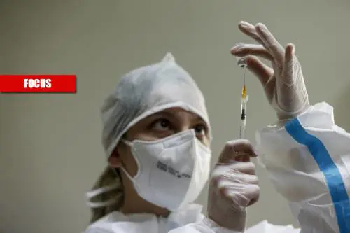 "Vaccinate anche chi ha avuto il Covid". Così crollano le teorie di Galli