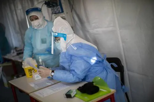La lettera della Moratti: "I vaccini in base al Pil" Il conta-malati va in tilt