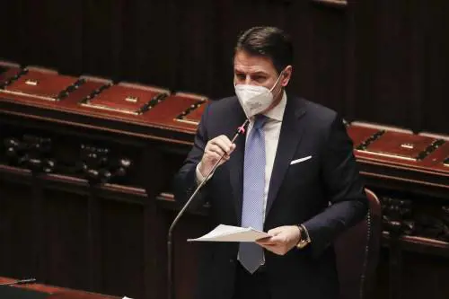 "Qui c'è chi dissemina mine...". Conte in Senato a caccia di voti