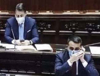 Luigi Di Maio al telefono, si copre la bocca ma ha la mascherina