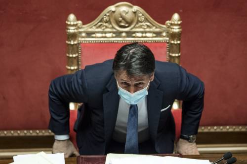 La fiducia al Senato finisce nel caos: Conte si ferma a 156 sì