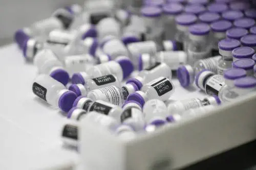 La causa a Pfizer per sequestrare le dosi pattuite. Mistero sul contratto