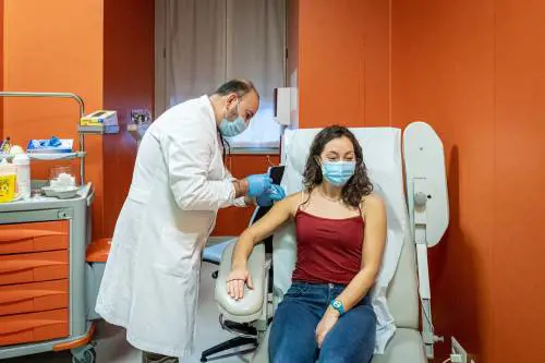 Vaccini, ospedali in allarme. "Bisogna rivedere il piano"