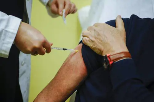 L'ipotesi di piano B: anticipare i giovani con la cura Oxford (e 50mila medici)