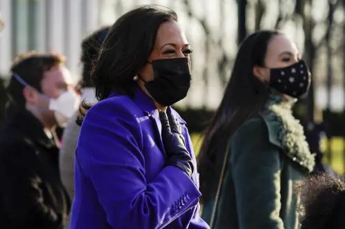 Kamala in viola ruba la scena (e studia da prossimo leader)