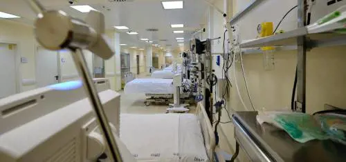 i 16 letti  di terapia intensiva inaugurati da Emiliano