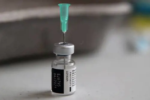 Dopo il fallimento, la Francia fa da sé: Sanofi può diventare produttore per altri