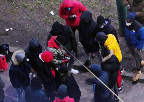 Bisca clandestina in piazza IV novembre