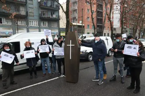 Il "corteo funebre" dei ristoratori blocca la statale: "Fateci lavorare"