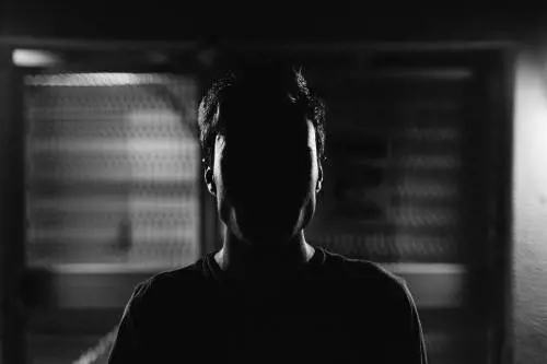 Ai domiciliari perseguita l'ex. Lei lo denuncia, poi si uccide