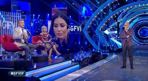 Imbarazzo al Gf Vip, una ex concorrente beve prima di entrare in studio: "O smette o la cacciano"