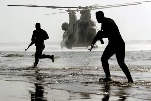 Raid dei commando israeliani: colpita la "nave madre" dell'Iran
