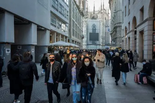 Saldi a meno 20% nei negozi. La Lega: "Via i divieti su orari"