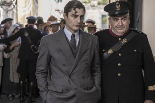 Lino Guanciale è Ricciardi, il barone che fa il commissario