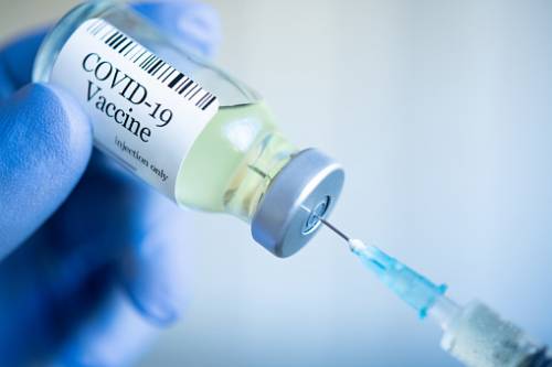 Effetti collaterali del vaccino: perché la seconda dose dà più fastidio