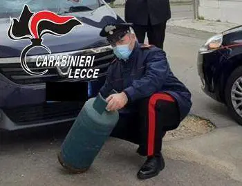 Lecce, marito violento lancia bombola del gas sull'auto della moglie