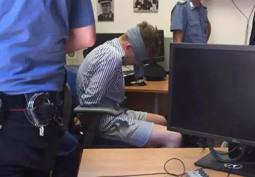"Perché Natale Hjorth è stato bendato". La verità sulla foto simbolo dell'omicidio Cerciello