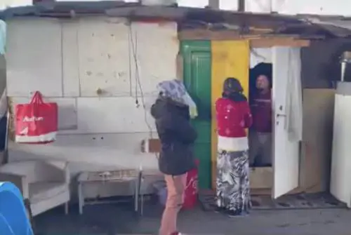 Lo scenario horror di via Grassi: baracche rom anche sotto terra