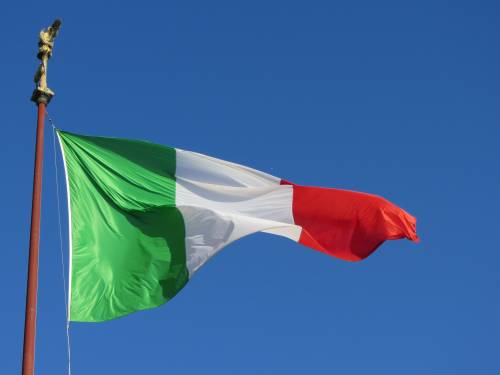 Italia senza bandiera, specchio della politica