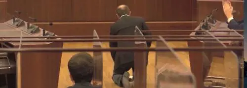 "In ginocchio", "Una vergogna" La "violenza rossa" su Fontana