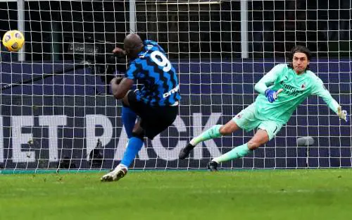 Ibrahimovic (gol e rosso) non basta al Milan: il derby di Coppa Italia va all'Inter