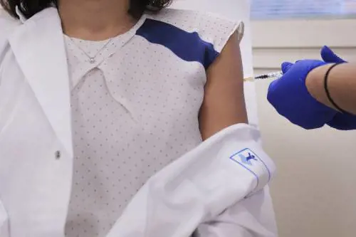 Ecco i primi dati sui vaccinati: "Dopo 21 giorni il 99% sviluppa gli anticorpi"