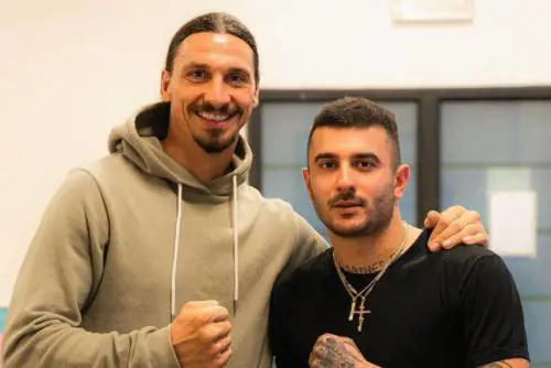 "Io mostro 2020, lui mostro 2021" La foto che scatena le polemiche