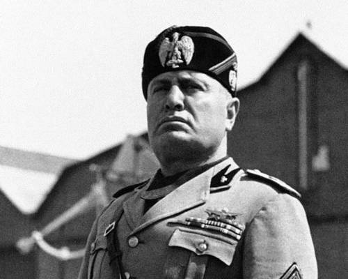 Sul quotidiano spunta il necrologio per Mussolini: "Sempre in noi presente"