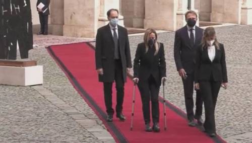 Meloni in stampelle: "È la rappresentazione perfetta del Conte Ter"