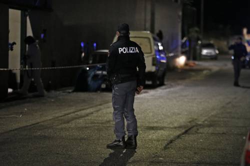 Rapinatore ferisce commessa: terrore nel centro di Milano