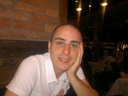 Uccide moglie e figlia di 5 anni "Vi amo e vi porto via con me"