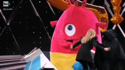 "Cerca di respirare". Panico a Il cantante mascherato: la maschera rischia di soffocare